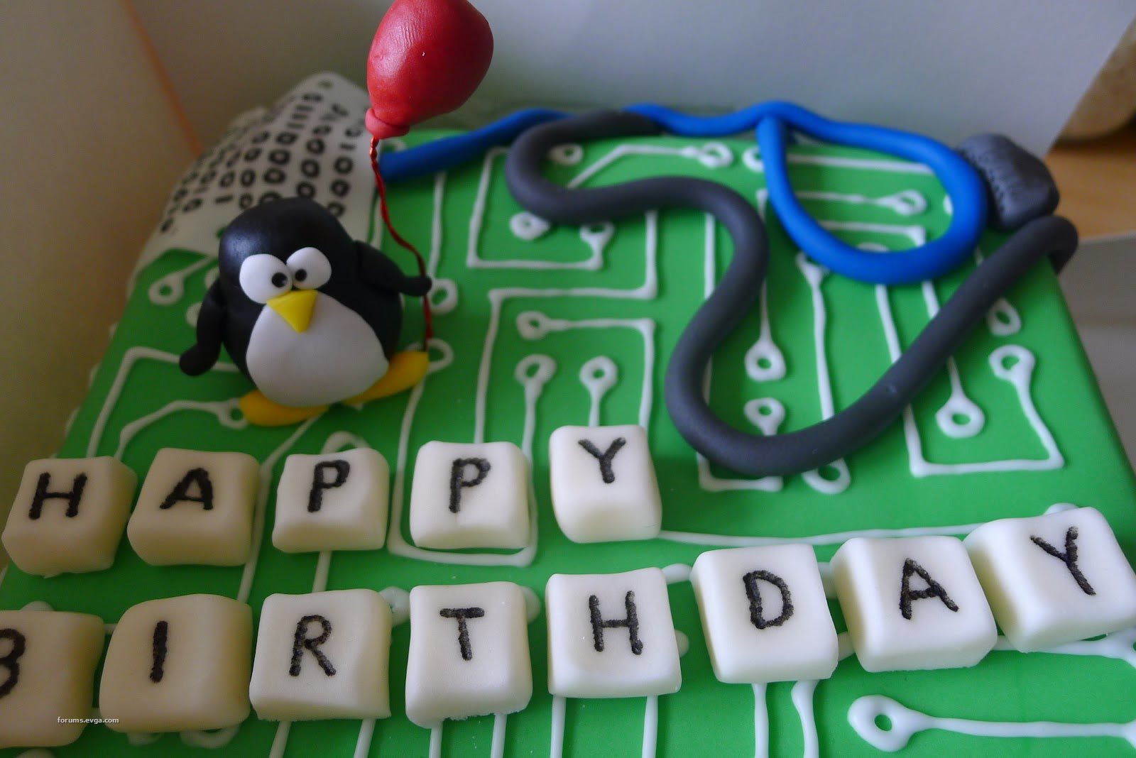 Купили телефон на день рождения. Торт с клавиатурой и мышкой. Торт для айтишника. Торт с компьютерными клавишами. Открытка с днем рождения айтишнику.